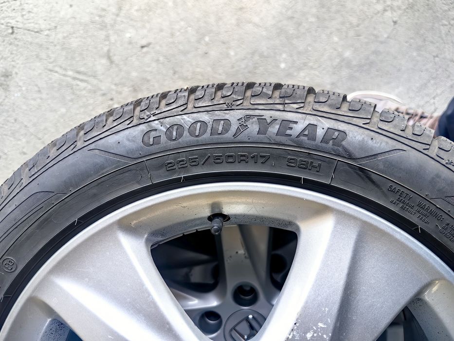 Продавам оригинални ляти джанти за Хонда Акорд 17 цола с зимни гуми.