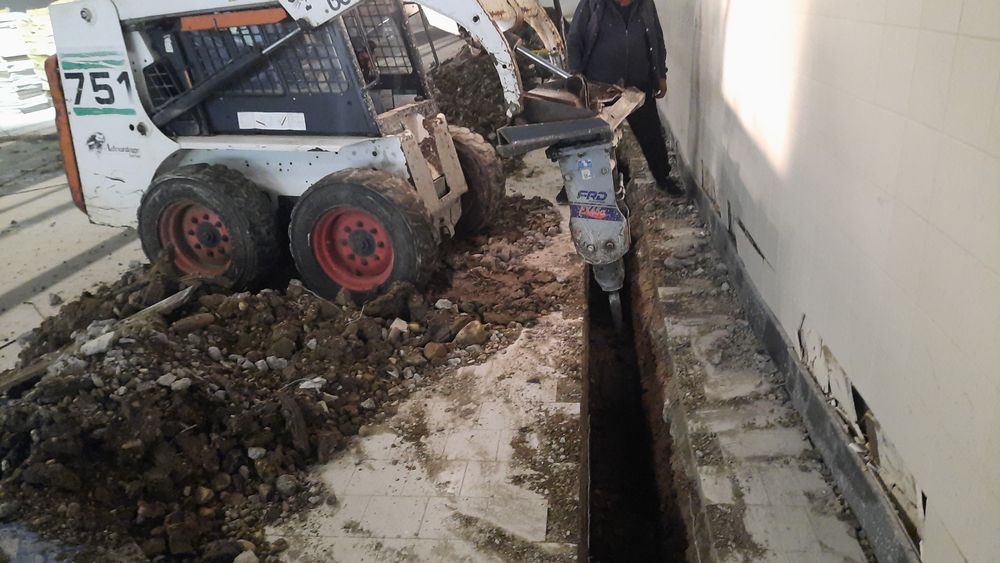 Nisip pietriș balast pământ negru moloz bobcat miniexcavator