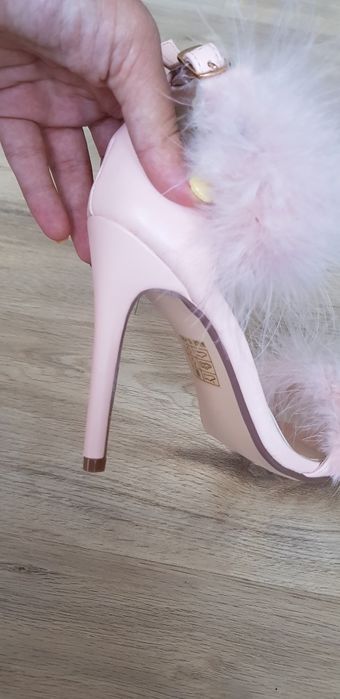 Sandale cu puf marimea 37