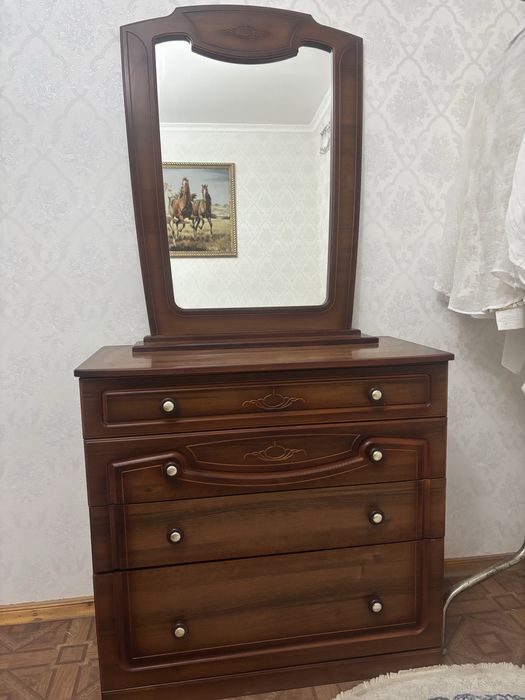 Комод с зеркалом