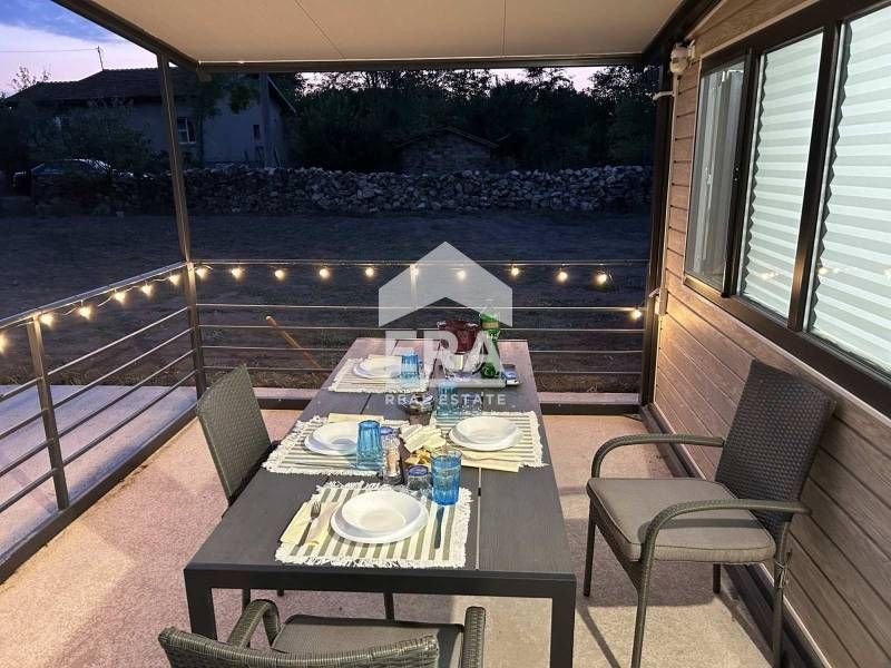 Обзаведена къща (тип сглобяема) с двор и голяма веранда за продажба в