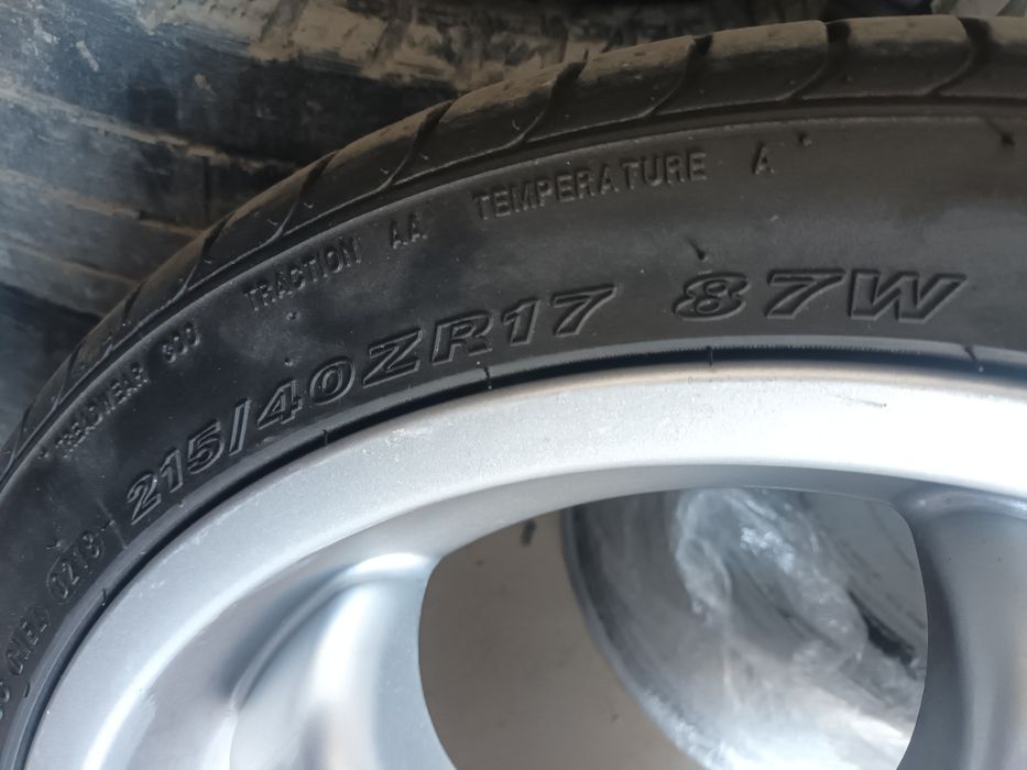 Гуми 215 40 17 цола