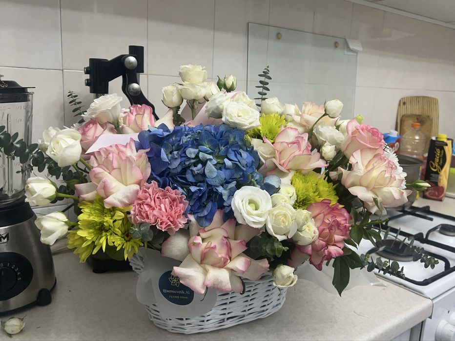 Огромный букет из гортензий, роз и других шикарных цветов)