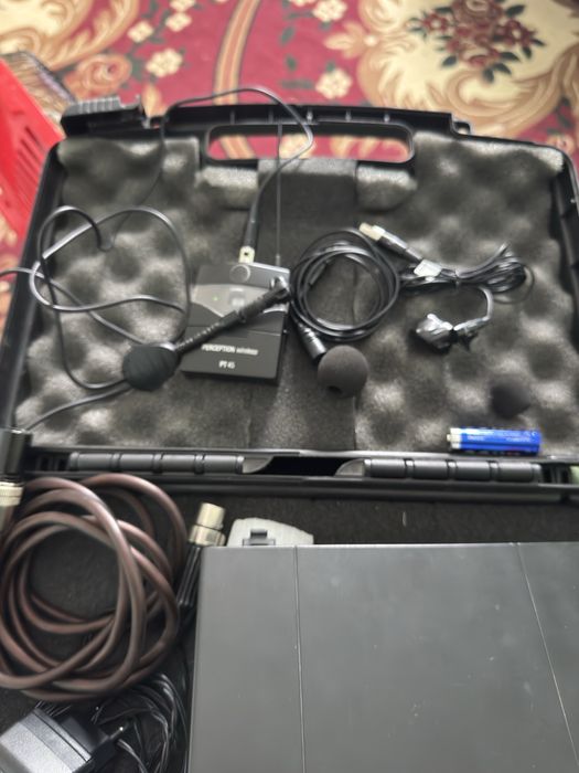 Akg 45 sport set 8 kanallik yangi holatda sotiladi 3 ta galofka bilan