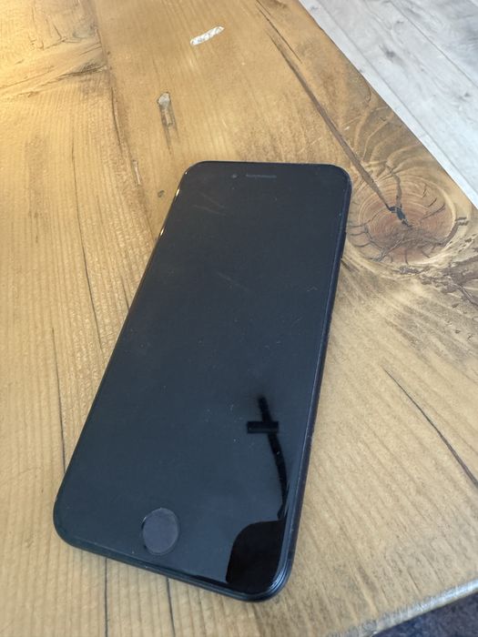 Iphone ce 2020 много запазен