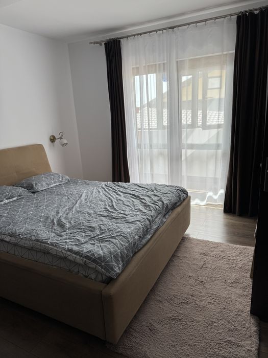Vand apartament cu 3 camere, decomandat, etaj 1