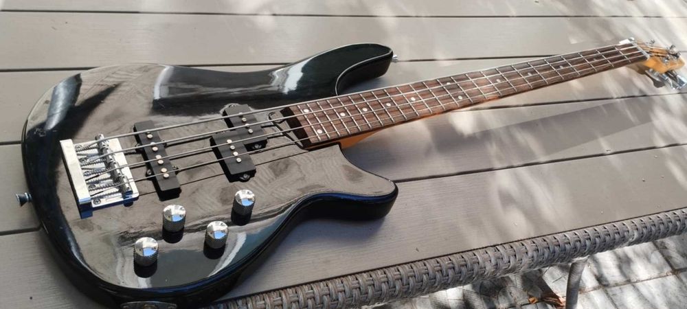 Продавам бас китара "Santander"