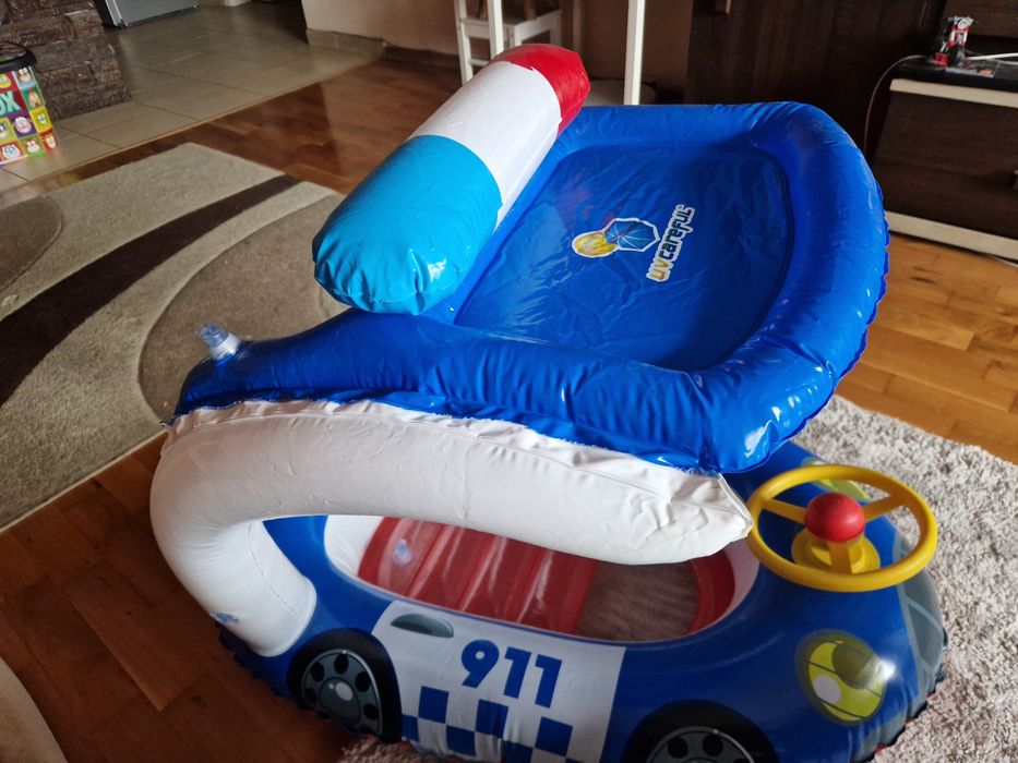 Надуваема полицейска кола