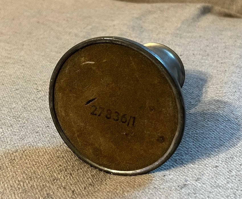 Sfesnic mic vintage metalic turnat, stabil, baza lata, inaltime 11 cm