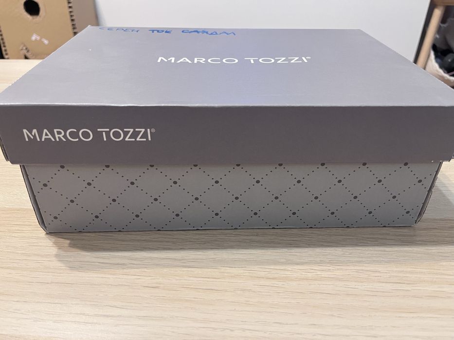 Черни обувки на ток на марката Marco Tozzi