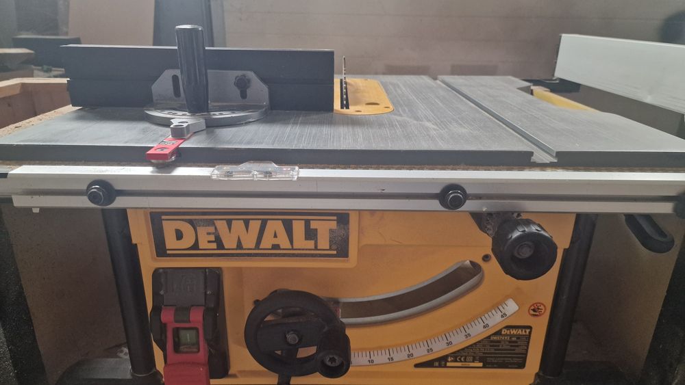 Circular cu masa Dewalt
