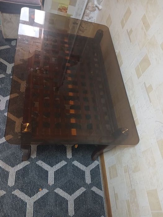 Stol va divan yaxshi holatda sotiladi