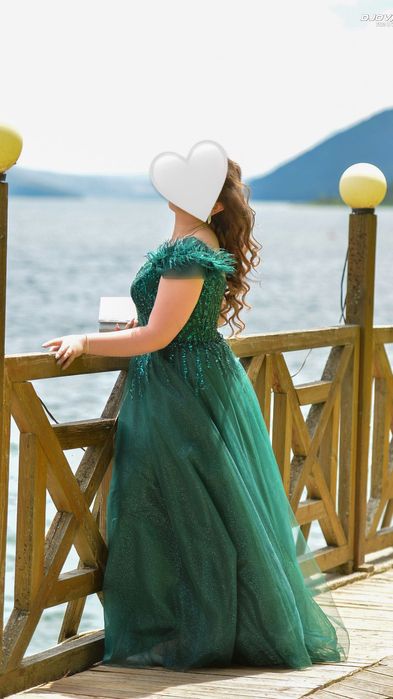 Продавам официална бална рокля в изумрудено зелено