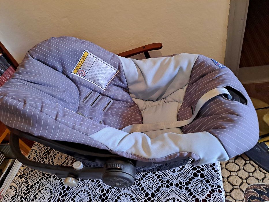 scoica auto bebe cu maner si capotina reglabila