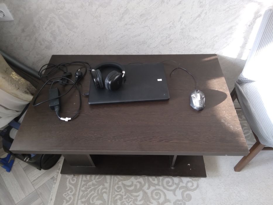 Продаю  стол на колесах