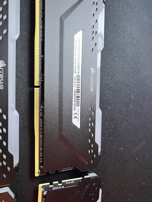 Kit RAMI Vengeance Rgb PRO 64GB (4 x 16GB) DDR4 DRAM 3200MHz C16