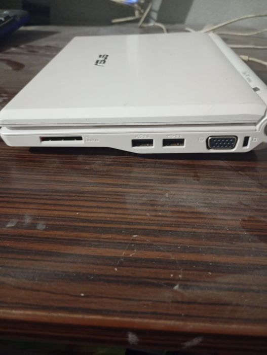 Vând laptop Asus E pc