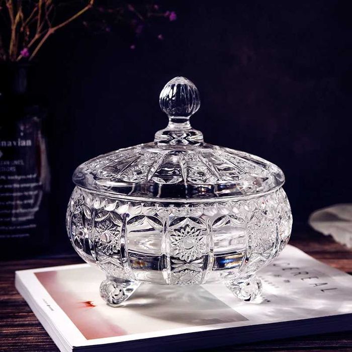 Стилна стъклена купичка с капаче за ядки, бонбони и др.