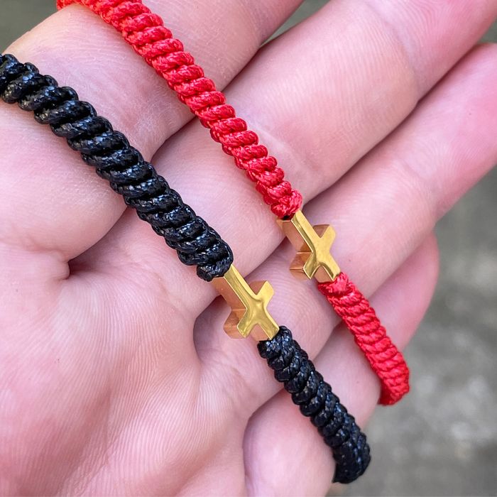 Мъжка Плетена Червена Гривна със Стоманен Кръст