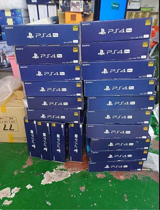 Продам playstation4 slim 1TB 2джестик и игры на борту как на фото