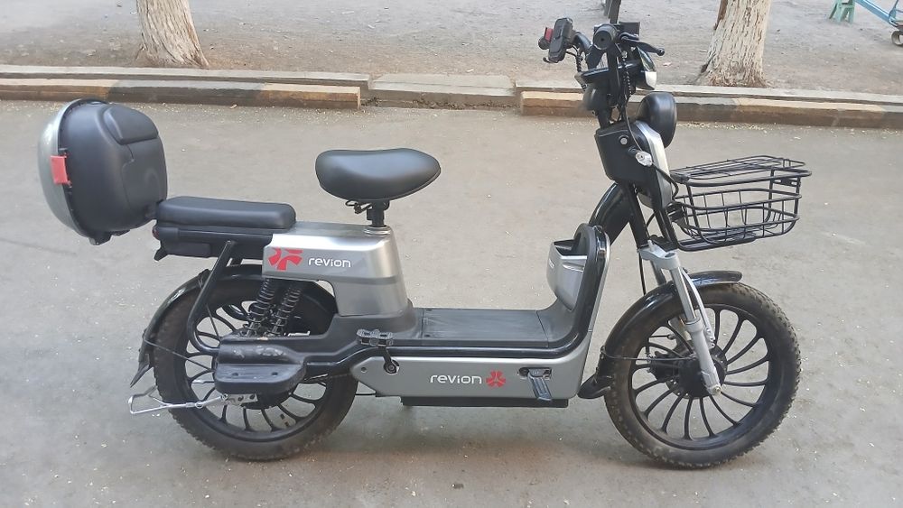 Продам электроскутер Revion