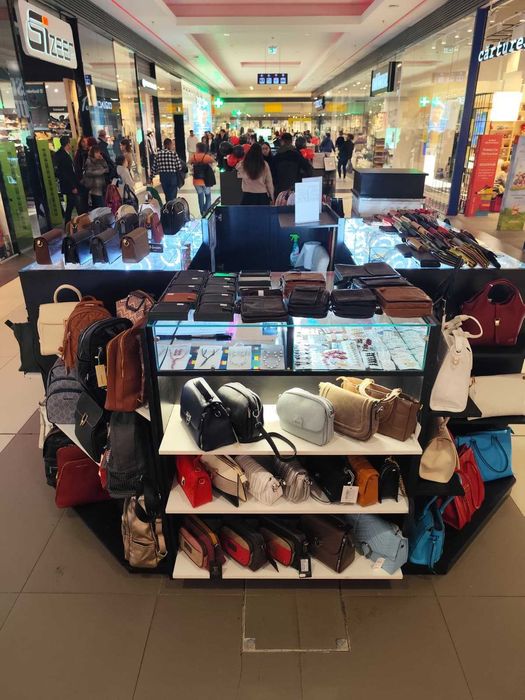 Stand profesional  pentru genți ,accesorii 3,30×2,60 m disponibil