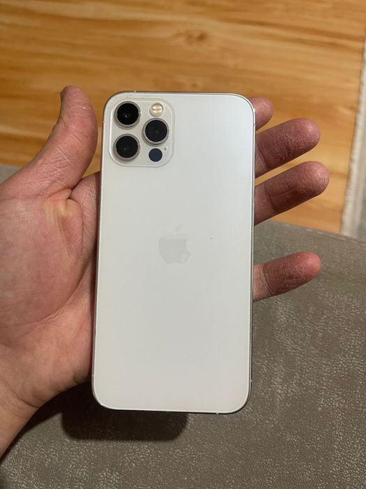 IPhone 12 pro с документами