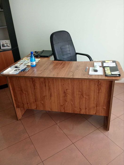 Продавам офис мебели