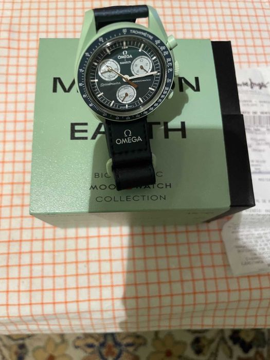 Часовник Swatch Omega Earth