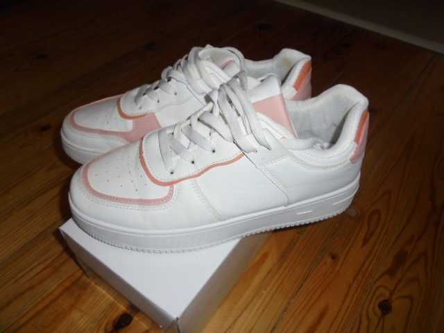 Бели кецове-номер 40