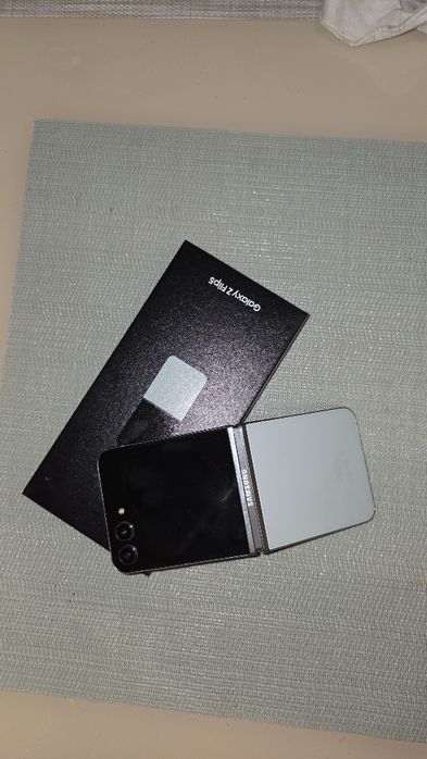Vand telefon Galaxy Z Flip 5