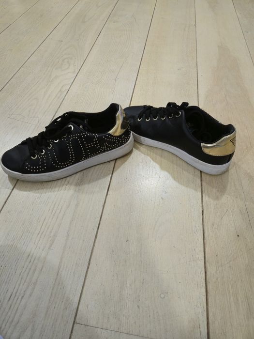 Оригинални обувки на Guess