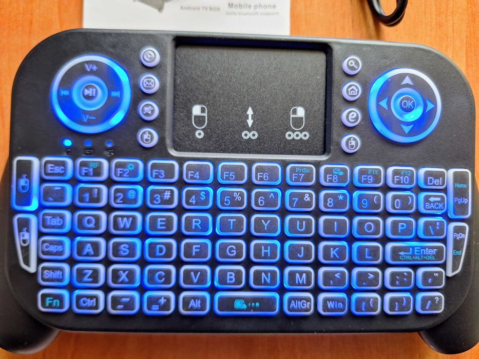 Мини клавиатура с подсветка и тъч пад