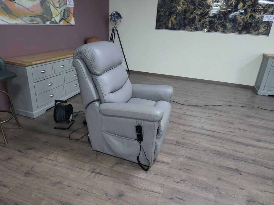 Сив кожен фотьойл за възрастни хора с ел. релакс механизъм La-z-boy