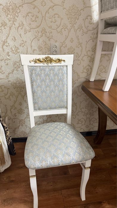 Продается стол со стульями