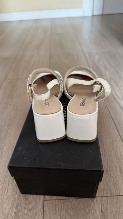 Продам босоножки кожаные