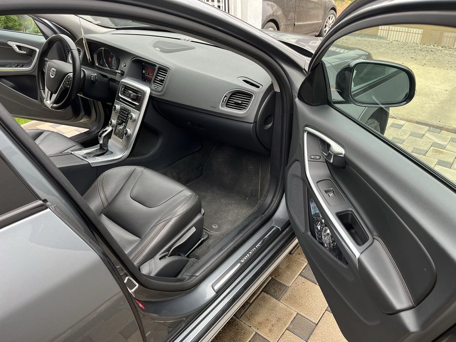 Vand sau schimb Volvo V60 Cross Country