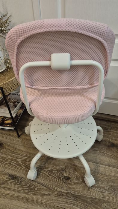 Детски- момичешки  въртящ се стол  с колелца