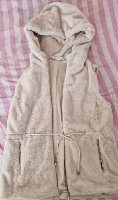 Vesta blana artificiala