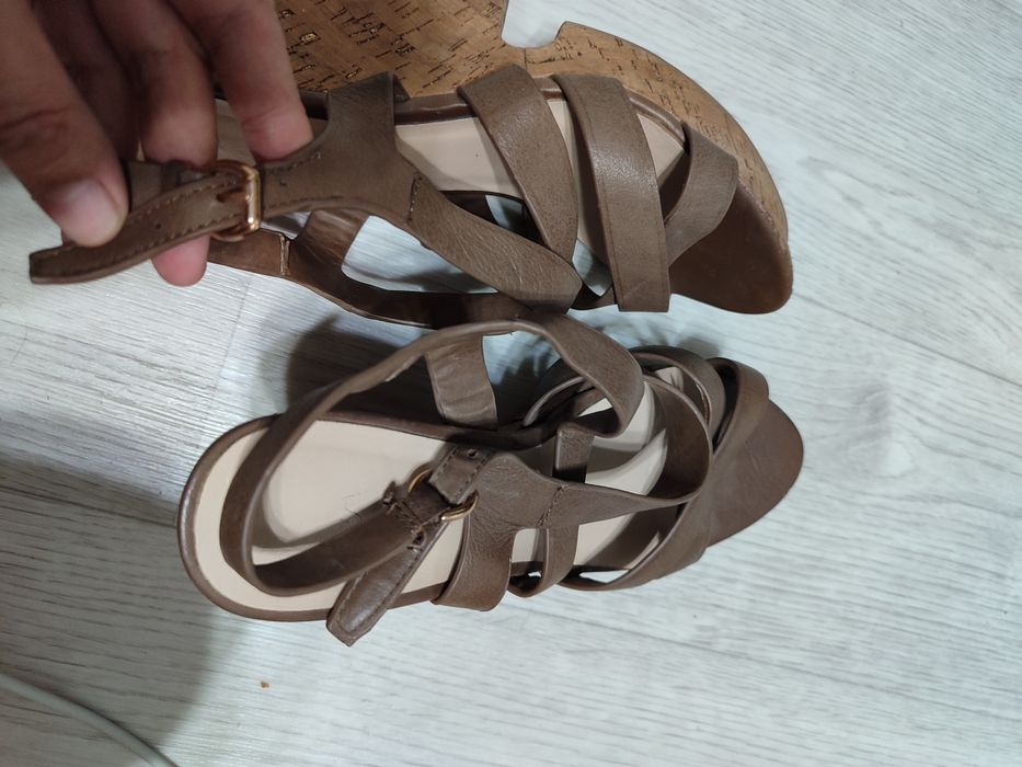 Кожаные босоножки 39 рр