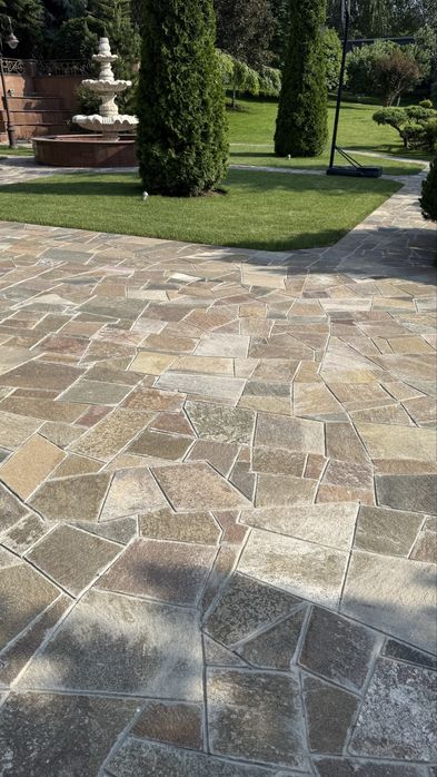 Фасад травертин гранит