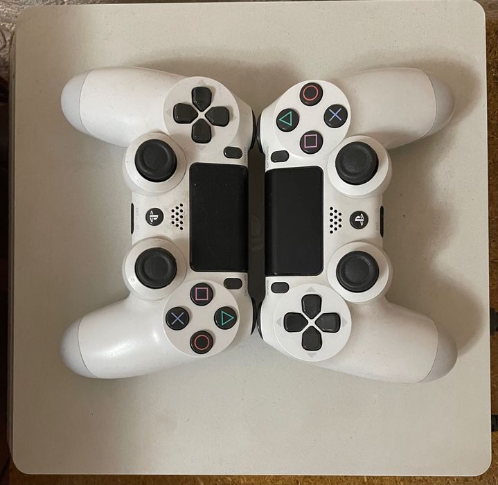 Белый Sony PlayStation 4 в идеальном состоянии + 2 диска в подарок