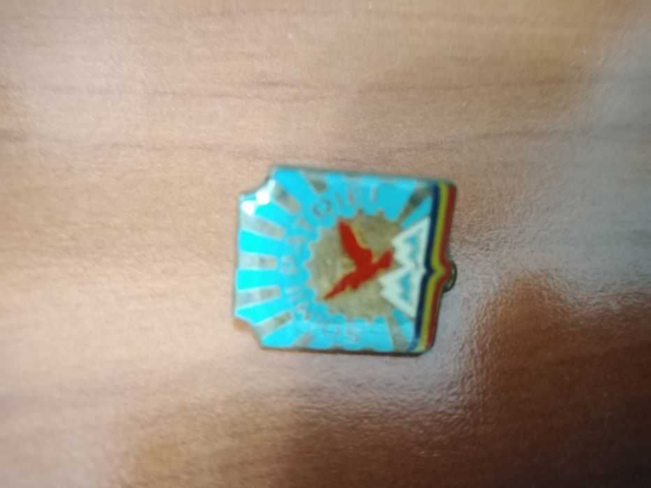 Vând sau schimb insignele din imagini,un carnet UTC si unul de pionier