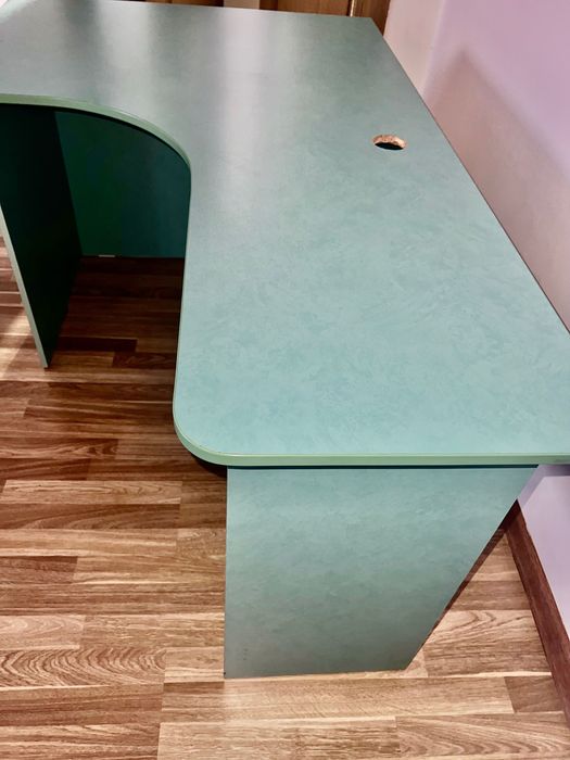 Угловой компьютерный стол