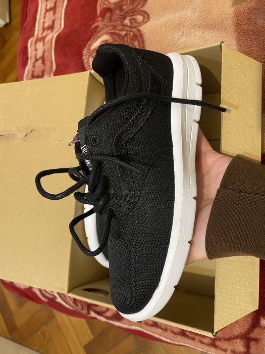 Vand adidasi Vans