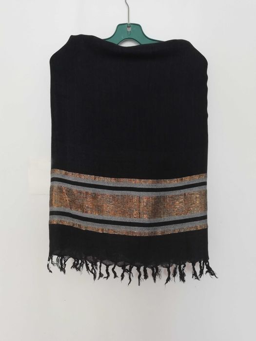 Два големи дамски шала по 12 лв.