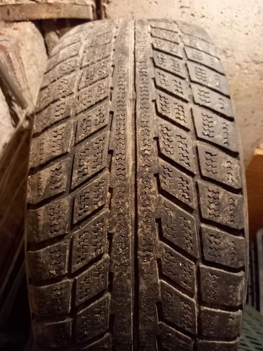 Продам б/у  3 шины 195/60R15