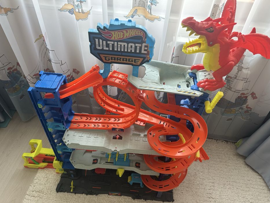 7 комплекта Hot Wheels – Ultimate Garage, T-Rex, дракони и писти