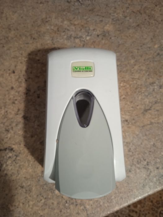 Стенен диспенсър за течен сапун