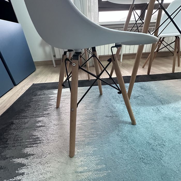 Masă rotundă albă Ø80 cm cu 4 scaune – stil scandinav